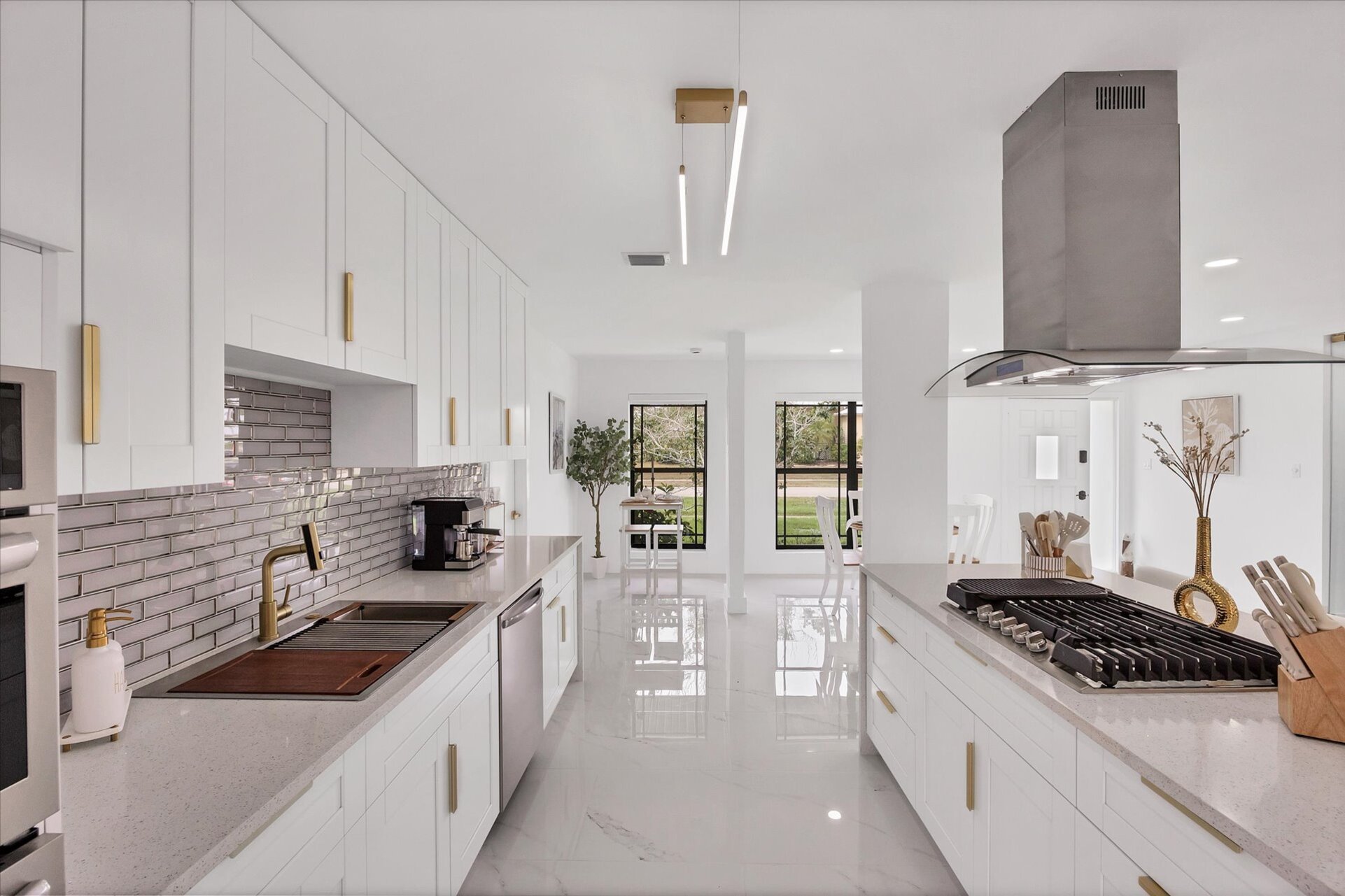 Gorgeous, bright, open, fully-equipped kitchen