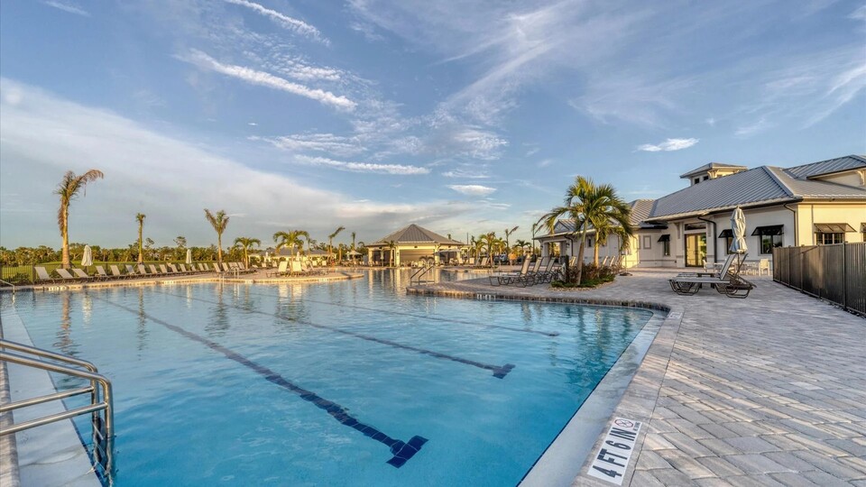 Heritage Landing clubhouse pool and tiki bar