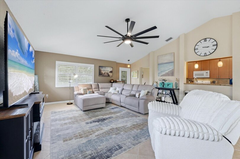 Beautiful 2 bedroom, 2 bathroom home with additional sleep space in Brunt Store Marina resort