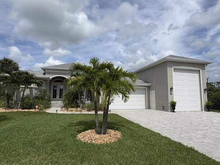 Georgeous 3 bedroom, 2 bathroom waterfront home on a double lot with private pool & spa in Rotonda West