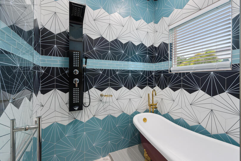 Marilyn Monroe Bathroom 7 Tub & Rain Shower