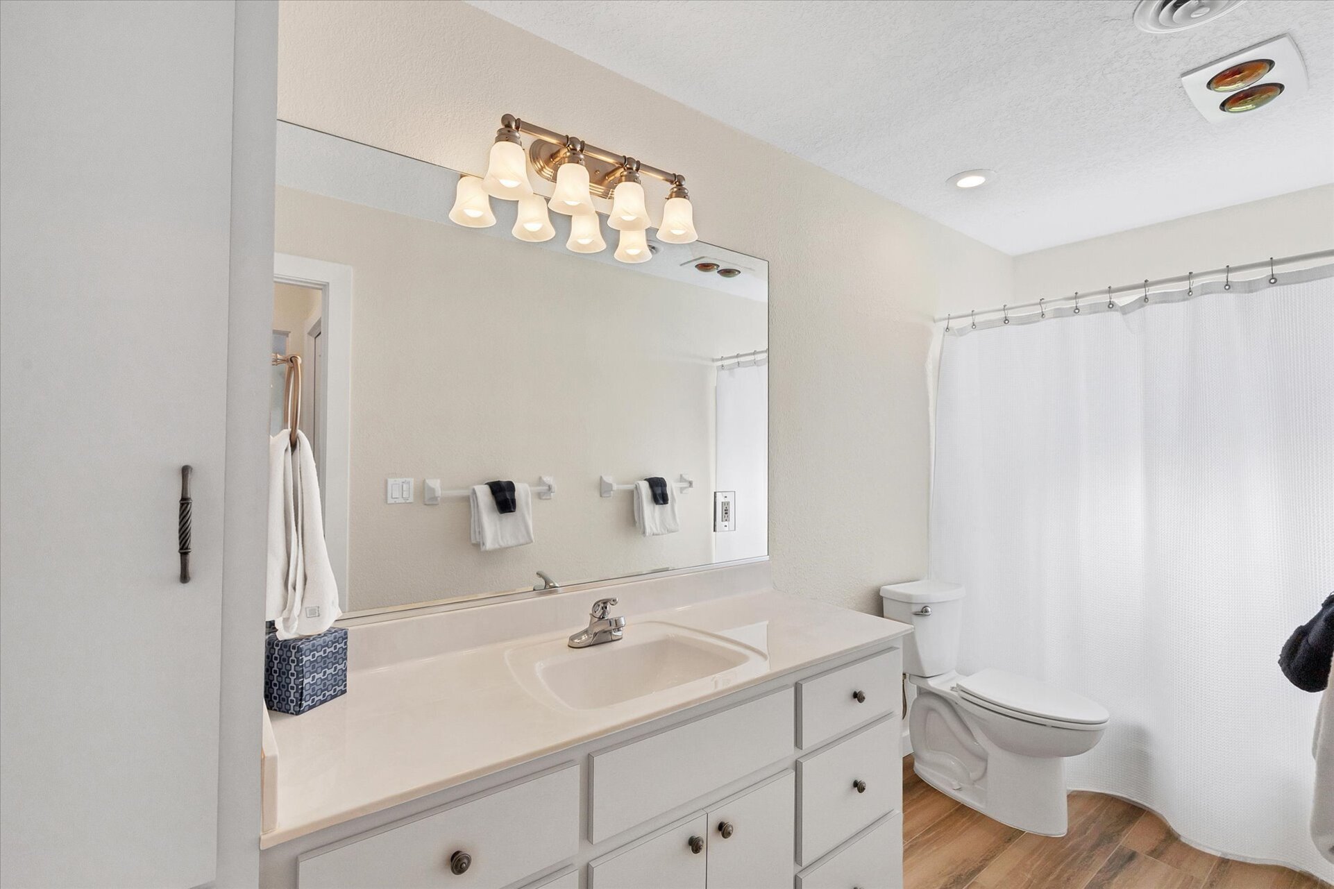 Guest bathroom with shower/tub combo