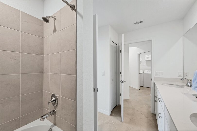 Guest bathroom with shower / tub combo