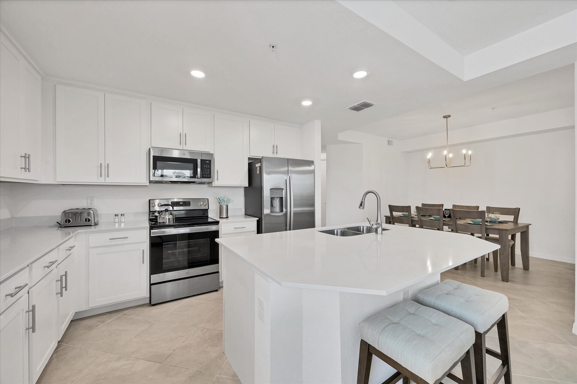 Bright, open, fully equipped kitchen