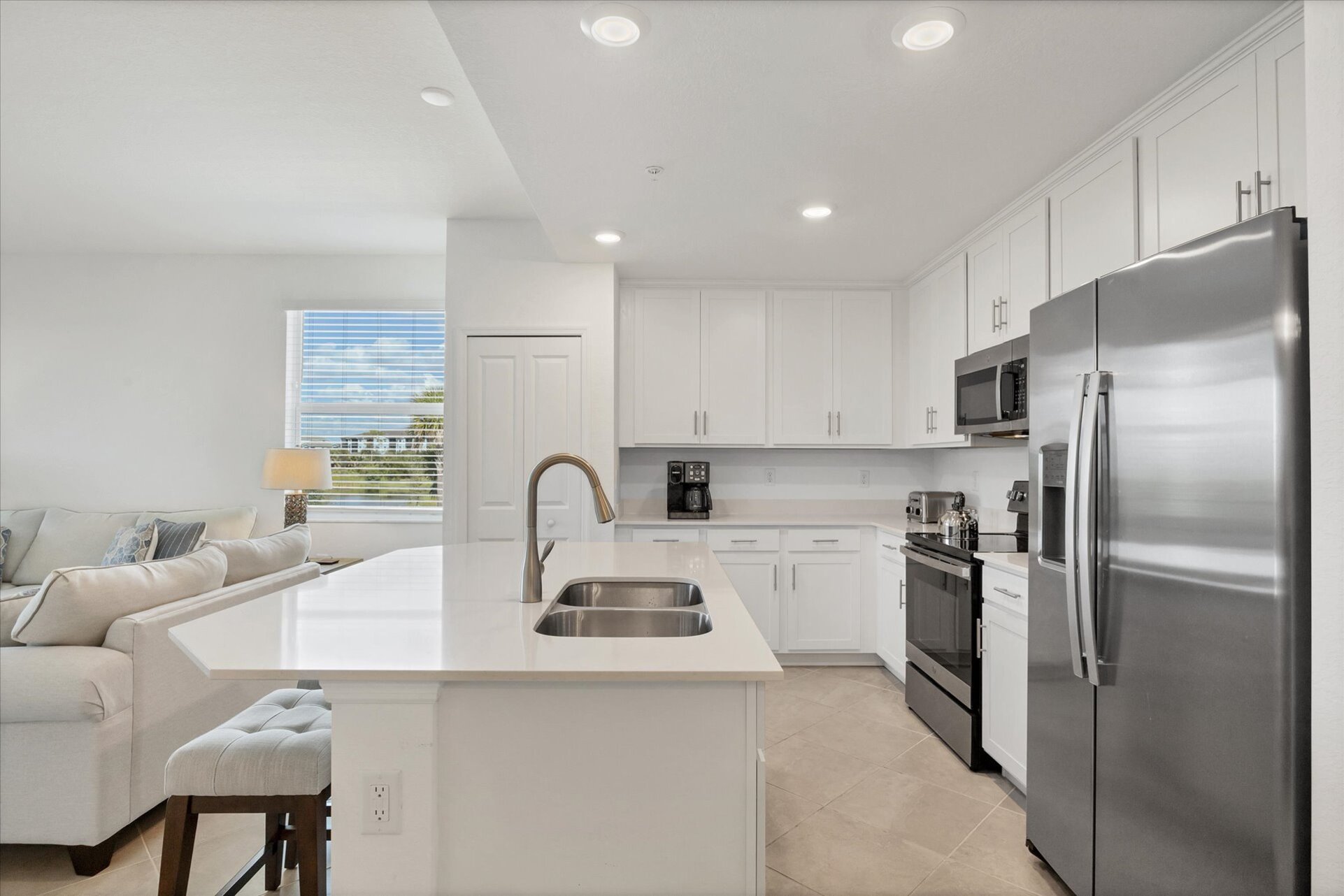 Bright, open, fully equipped kitchen
