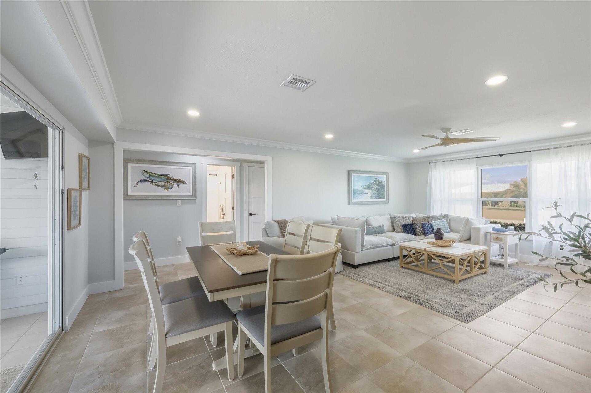 Dining area. Dining table seats 6