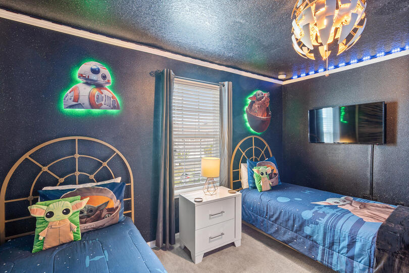 Two Twins Bedroom 4 Upstairs Shared Bathroom 43" Roku TV Star Wars Theme