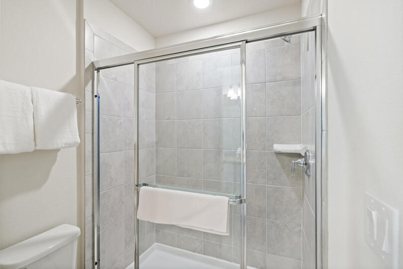 Jack N Jill Bathroom 4 Upstairs Shower (Beds 4 & 5)