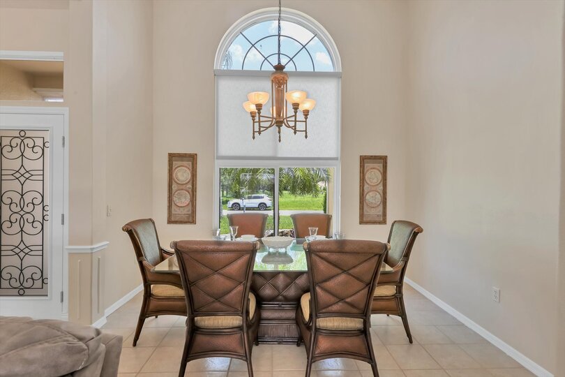 Dining area. Dining table seats 6