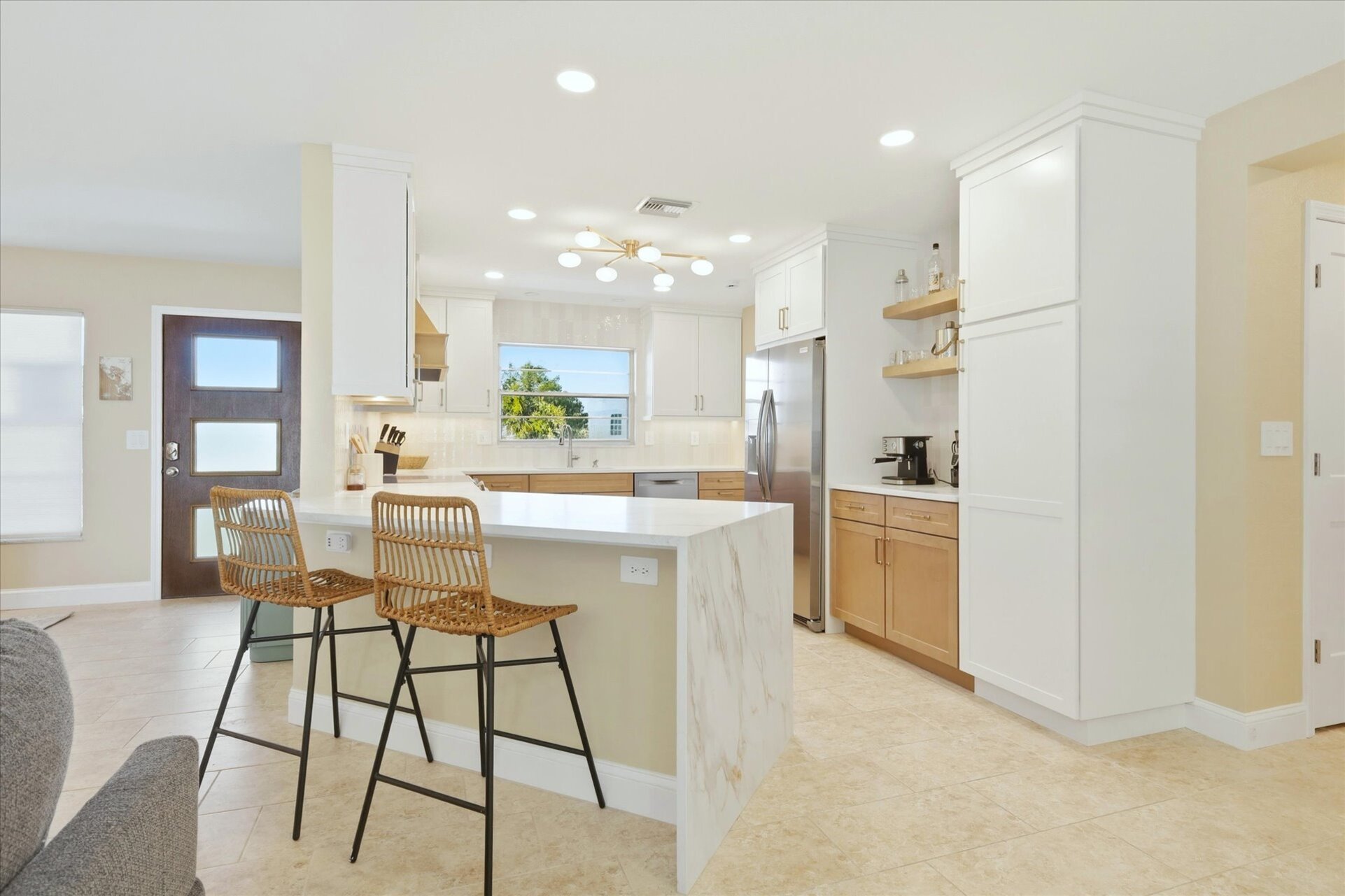 Bright, full-equipped kitchen
