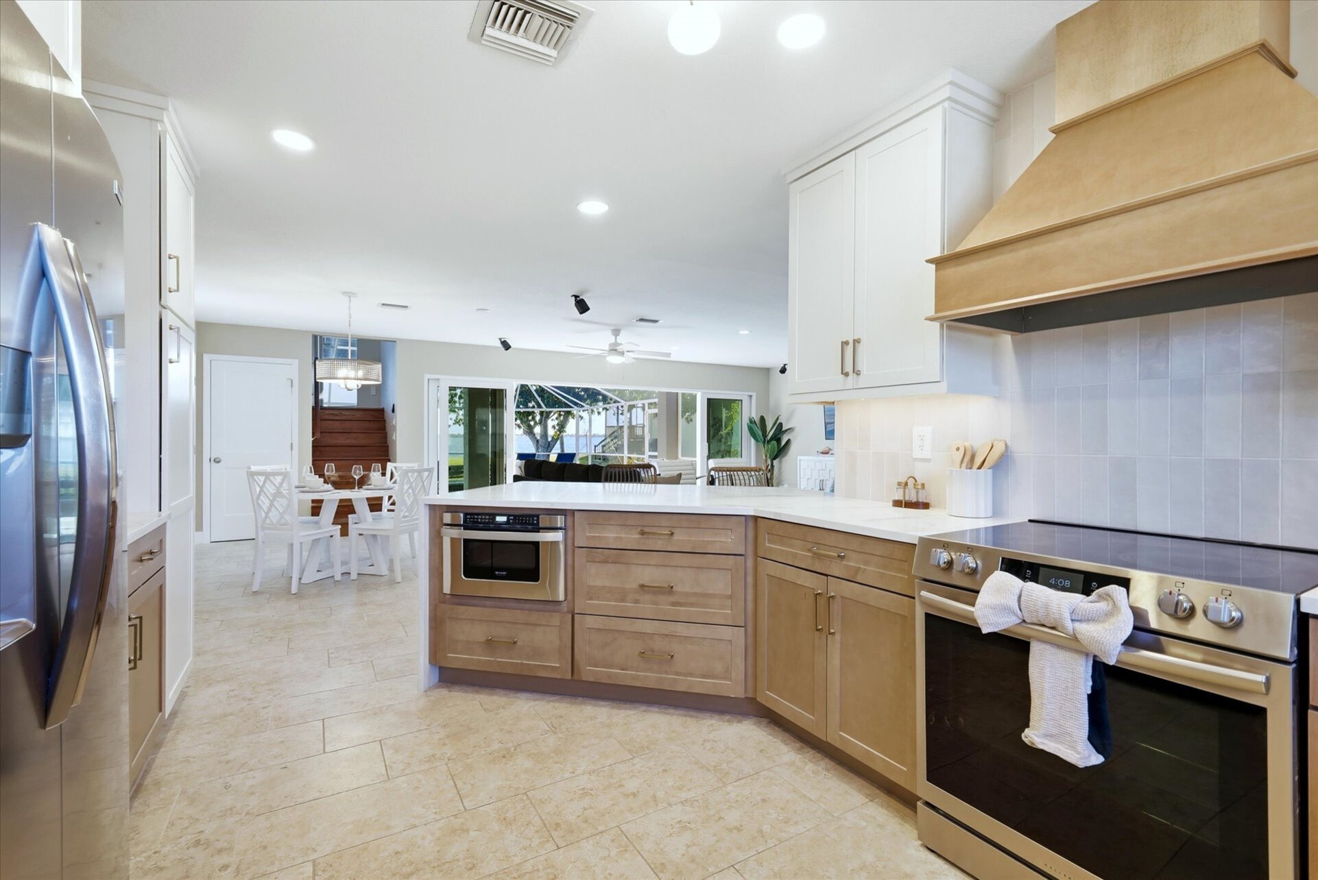 Bright, full-equipped kitchen