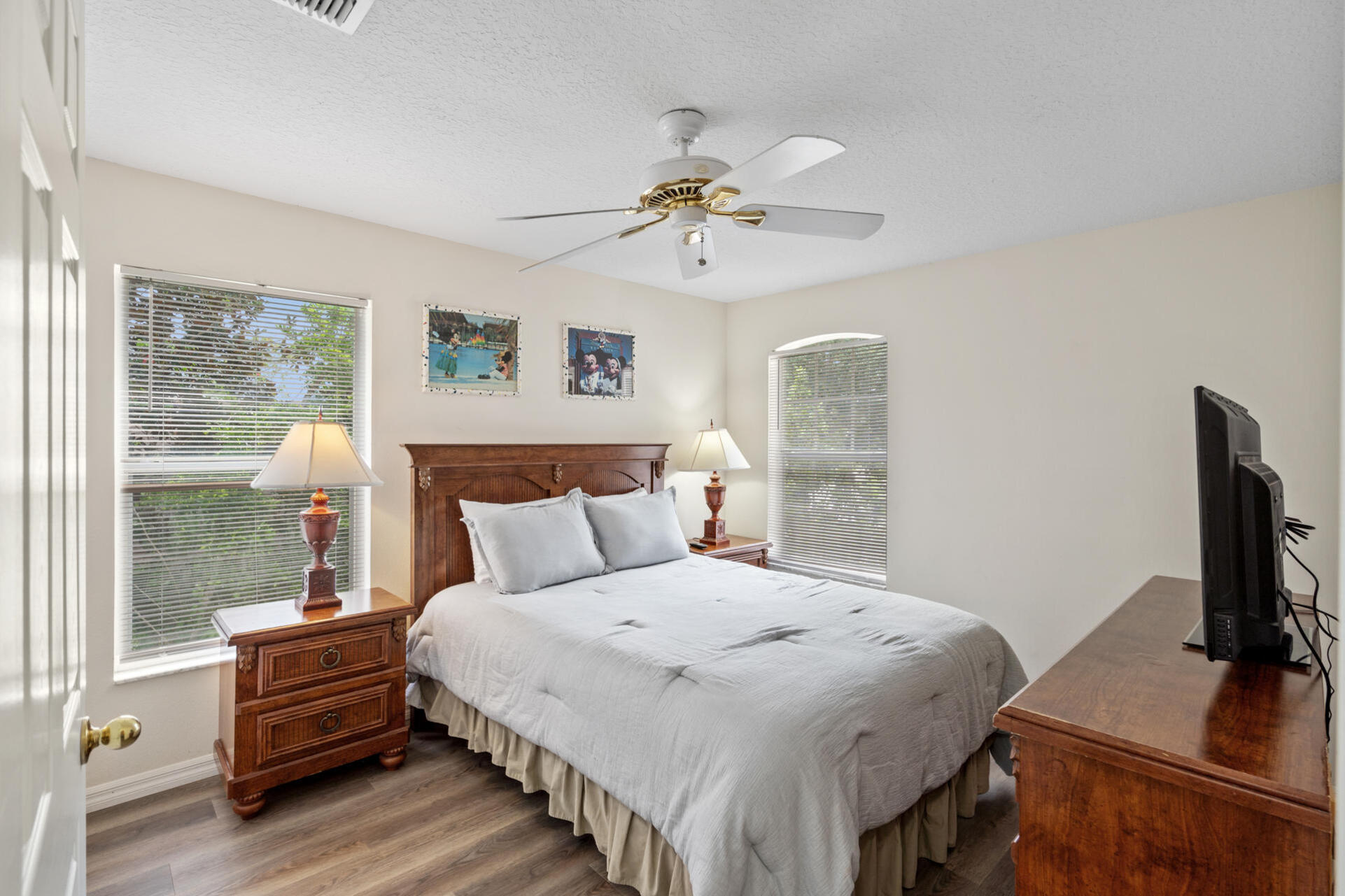 Queen Bedroom 3 Upstairs 40" TV