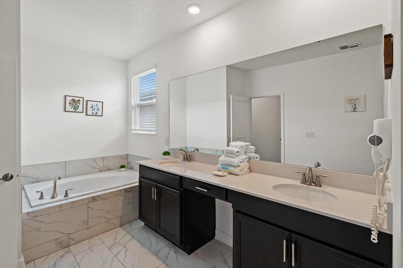 Master King Bathroom 2 Upstairs Tub