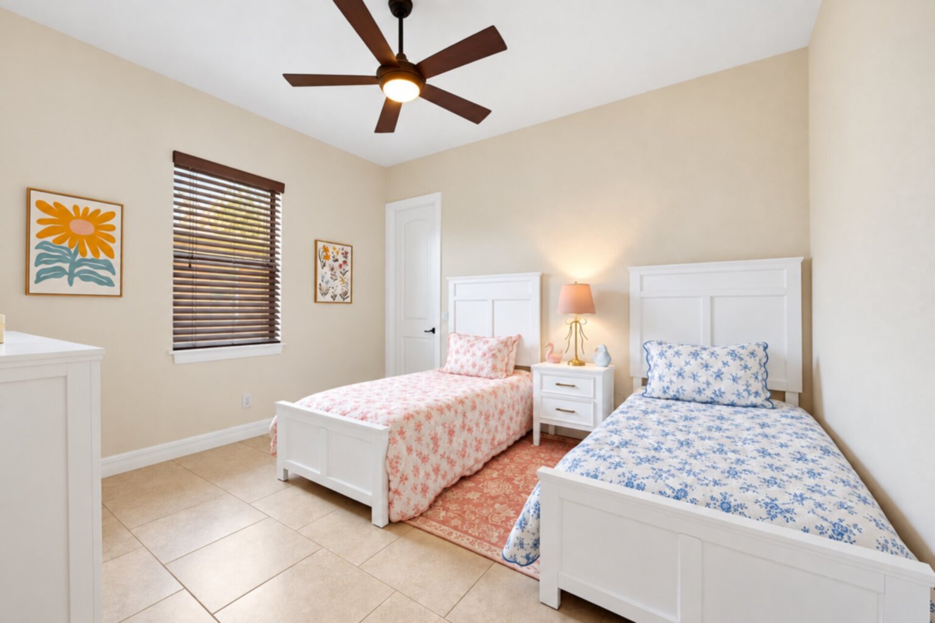 Guest bedroom 2 has two twin beds