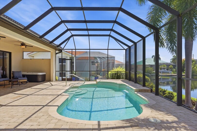 Sparkling private pool and hot tub