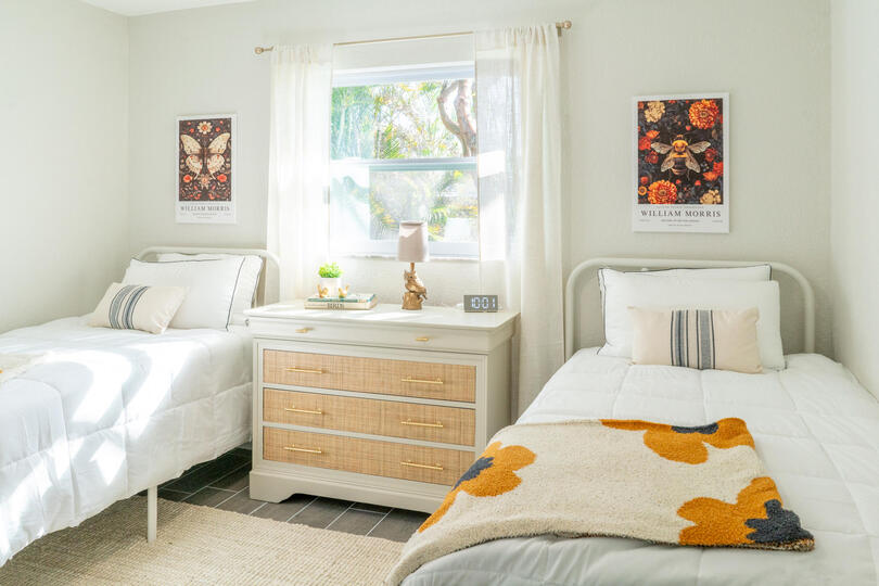 Guest bedroom 2 with two twin beds