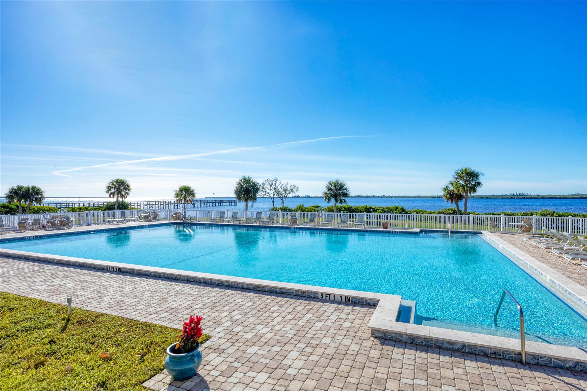 Quaint 2 bedroom, 2 bathroom condo on the Myakka River