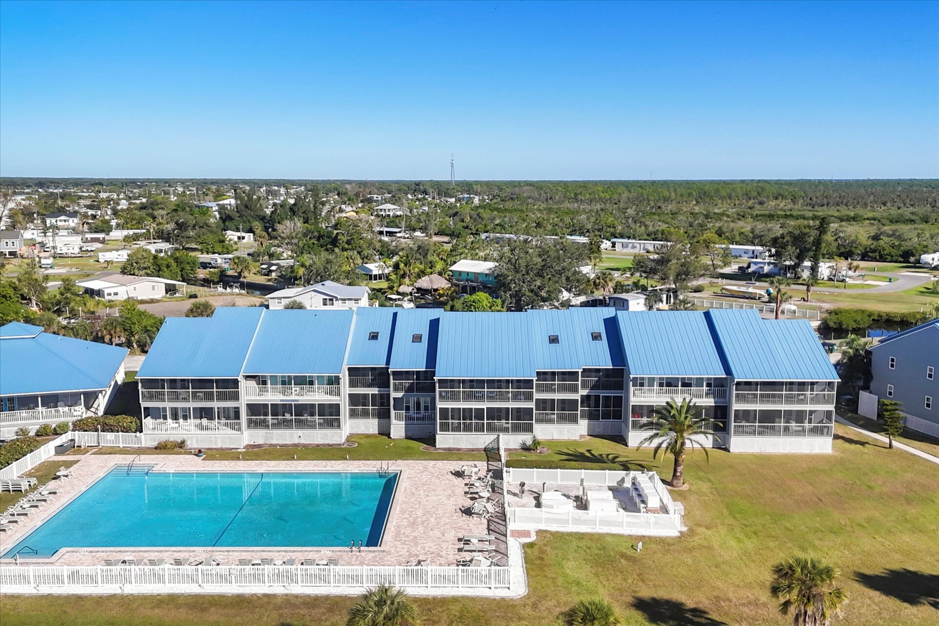 Quaint 2 bedroom, 2 bathroom condo on the Myakka River