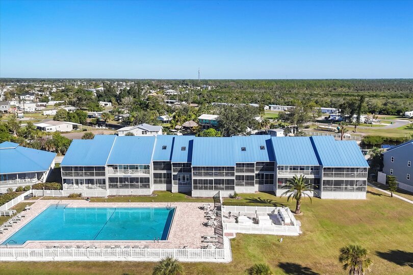 Quaint 2 bedroom, 2 bathroom condo on the Myakka River