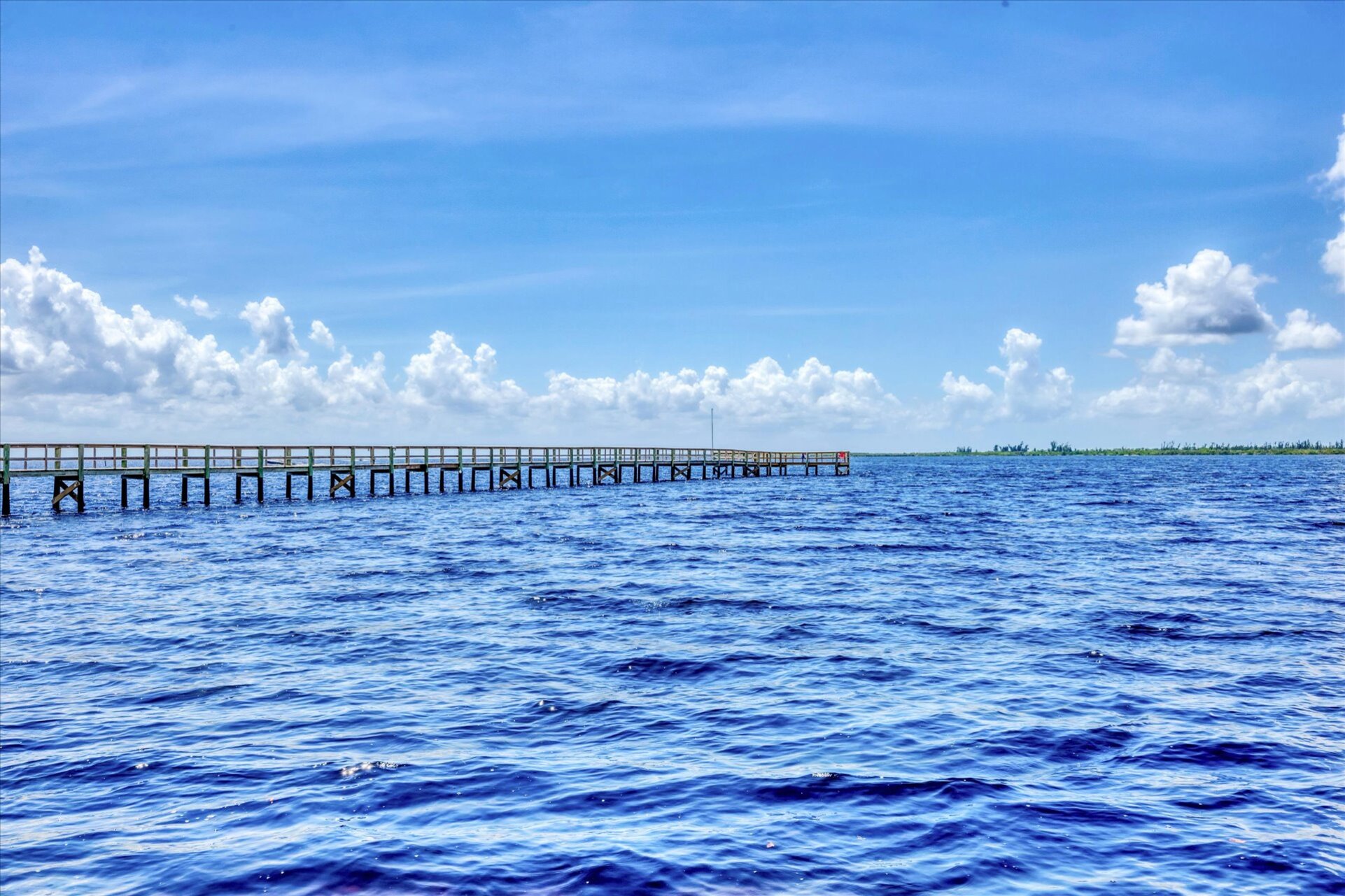 Large fishing pier to Myakka River