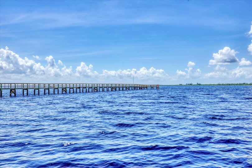 Large fishing pier to Myakka River