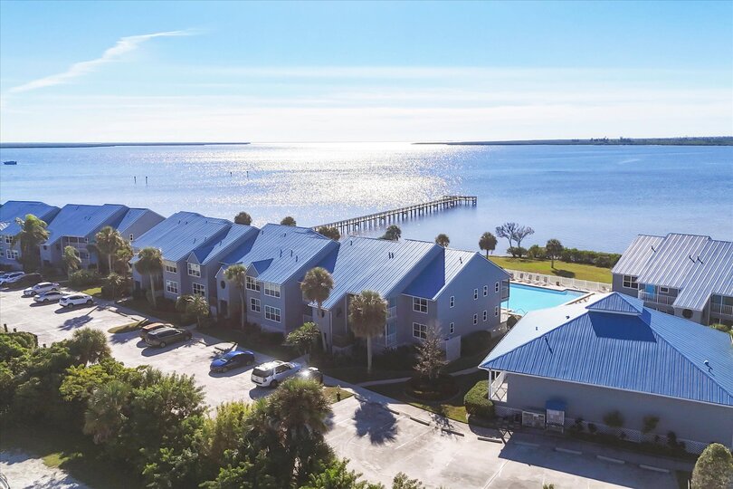 Quaint 2 bedroom, 2 bathroom condo on the Myakka River
